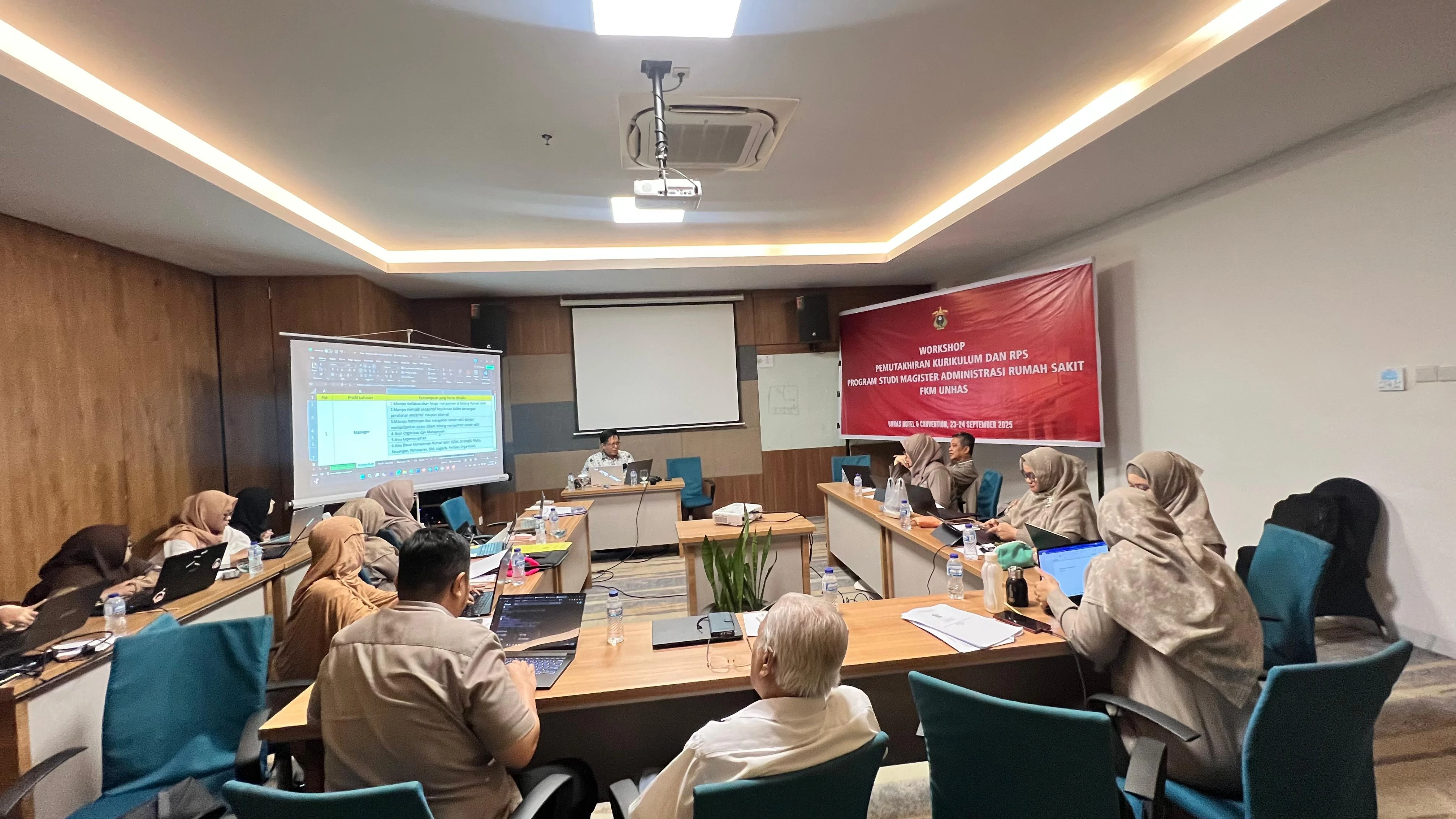 Para dosen Program Studi Magister Administrasi Rumah Sakit (MARS) FKM Unhas antusias mengikuti Workshop Pemutakhiran Kurikulum dan RPS. Kegiatan yang diselenggarakan di Hotel Unhas & Convention ini bertujuan untuk meningkatkan mutu pendidikan berkelanjutan, salah satunya dengan mengintegrasikan penggunaan Artificial Intelligence (AI) dalam penyusunan CPL dan RPS, sejalan dengan standar KKNI Level 8 dan outcome-based education.